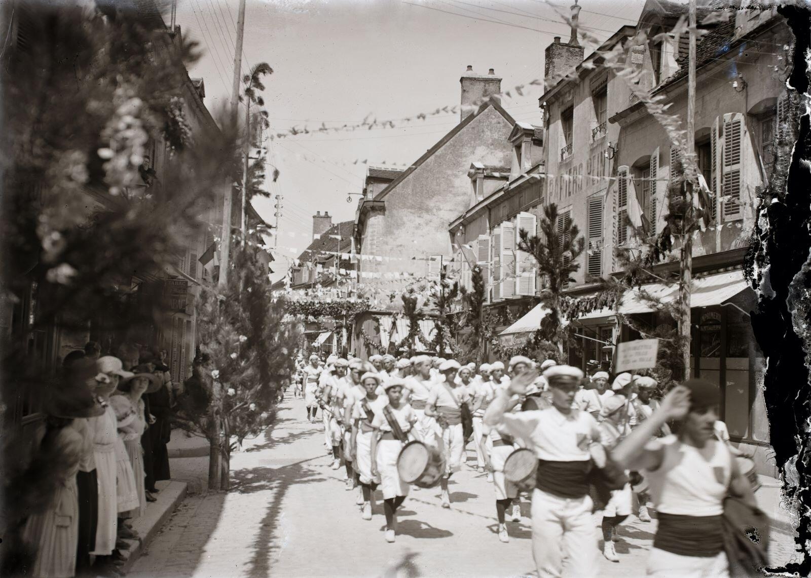 Nuits-Saint-Georges - Défilé dans la Grand' Rue, au niveau de la Place de la République (titre usuel), Jules Misserey, 1ère moitié 20e siècle