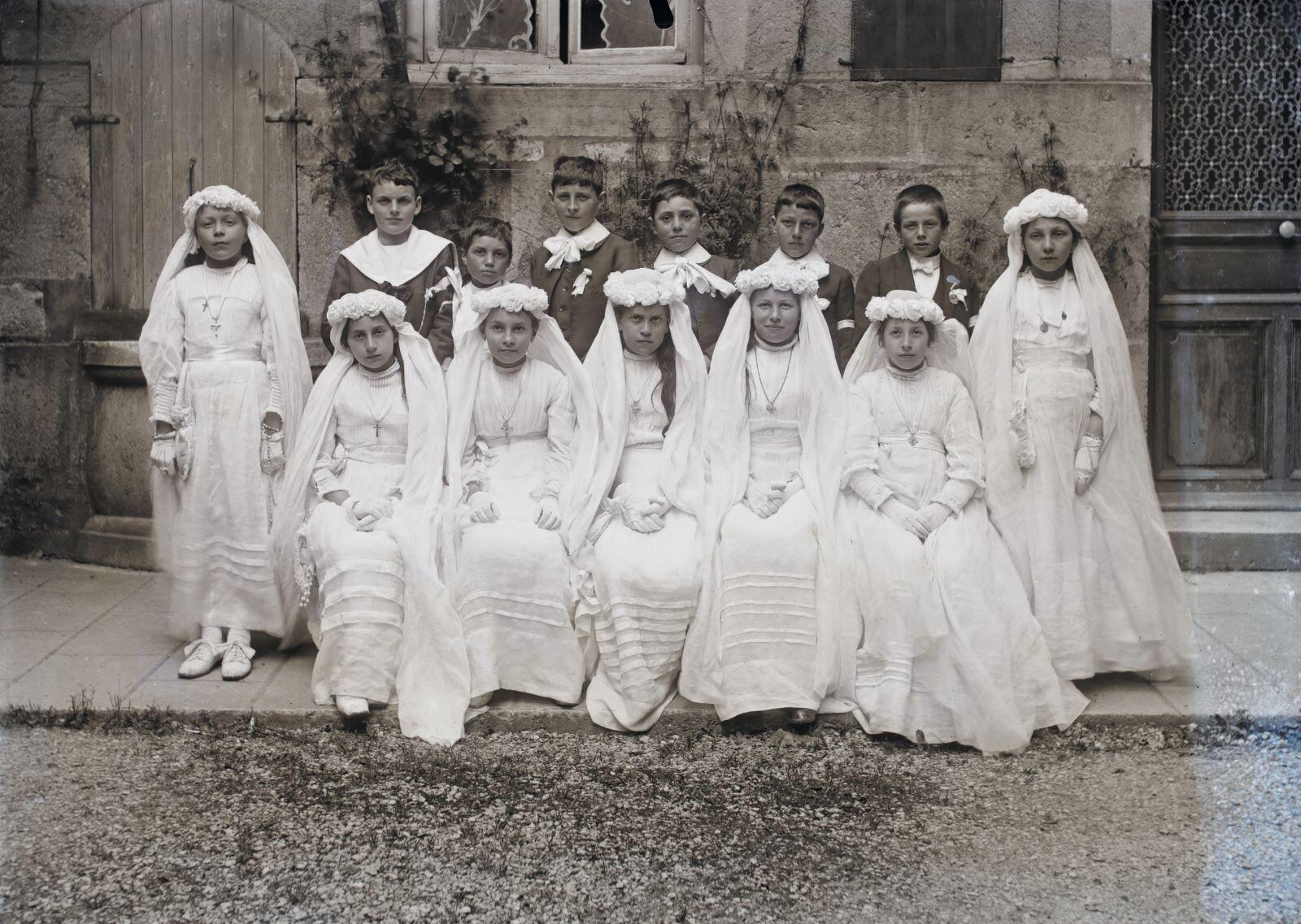 Nuits-Saint-Georges - Maison Misserey-Viansson, rue Paul Cabet, portrait de groupe, communiants et communiantes (titre usuel), Jules Misserey, 1ère moitié 20e siècle