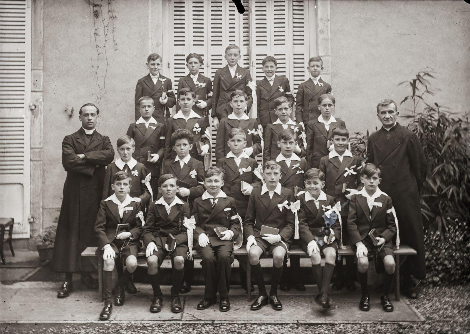 Nuits-Saint-Georges - Communion solennelle, garçons et deux prêtres (titre usuel), Jules Misserey, 1ère moitié 20e siècle
