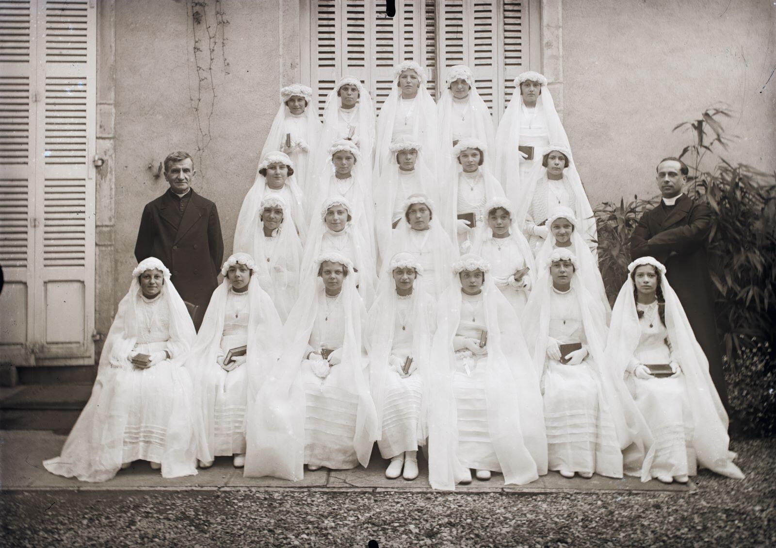Nuits-Saint-Georges - Communion solennelle, des filles et deux prêtres (titre usuel), Jules Misserey, 1ère moitié 20e siècle