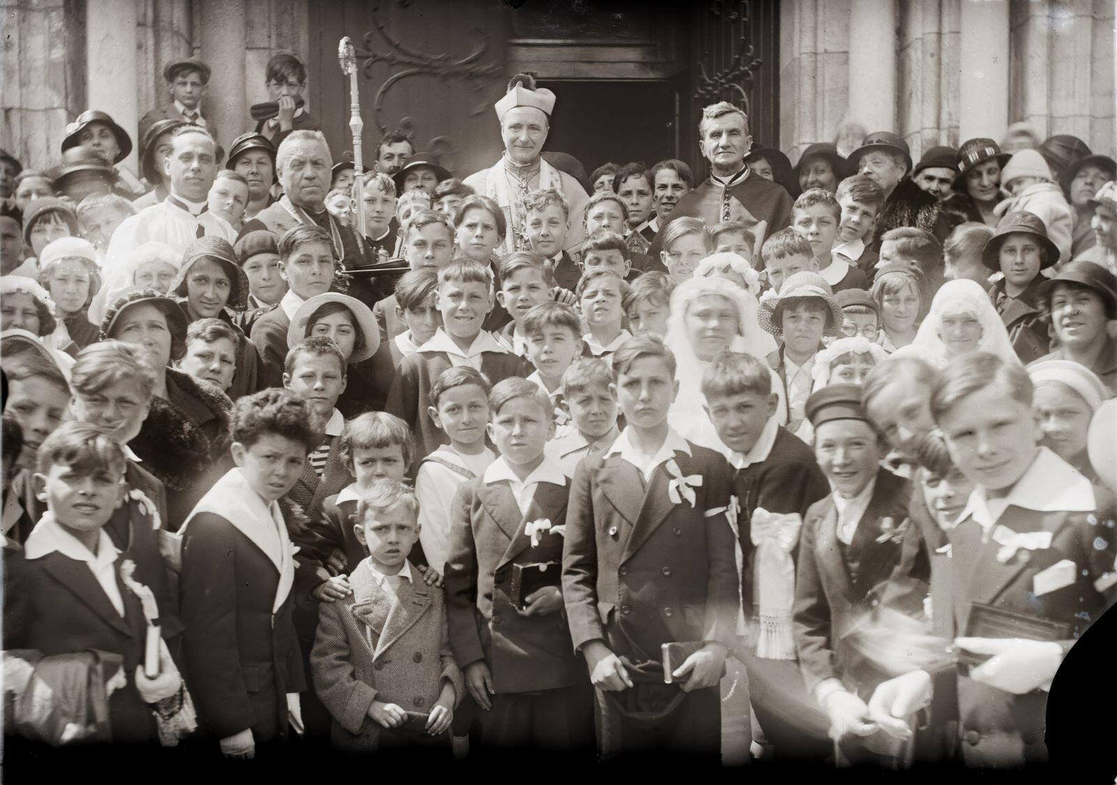 Nuits-Saint-Georges - Communion solennelle, la sortie de l'église Saint-Denis (titre usuel), Jules Misserey, 1ère moitié 20e siècle