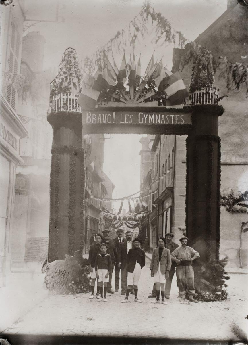 Nuits-Saint-Georges - Fête du sport ? Bravo ! les gymnastes - Photographie de groupe sous une arche fleurie (titre usuel), Jules Misserey, 1ère moitié 20e siècle