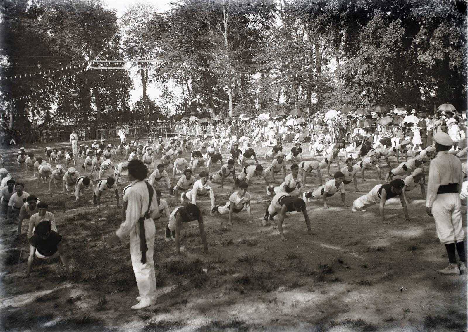 Nuits-Saint-Georges - Fête du sport ? Photographie de groupe lors d’un exercice sportif (titre usuel), Jules Misserey, 1ère moitié 20e siècle