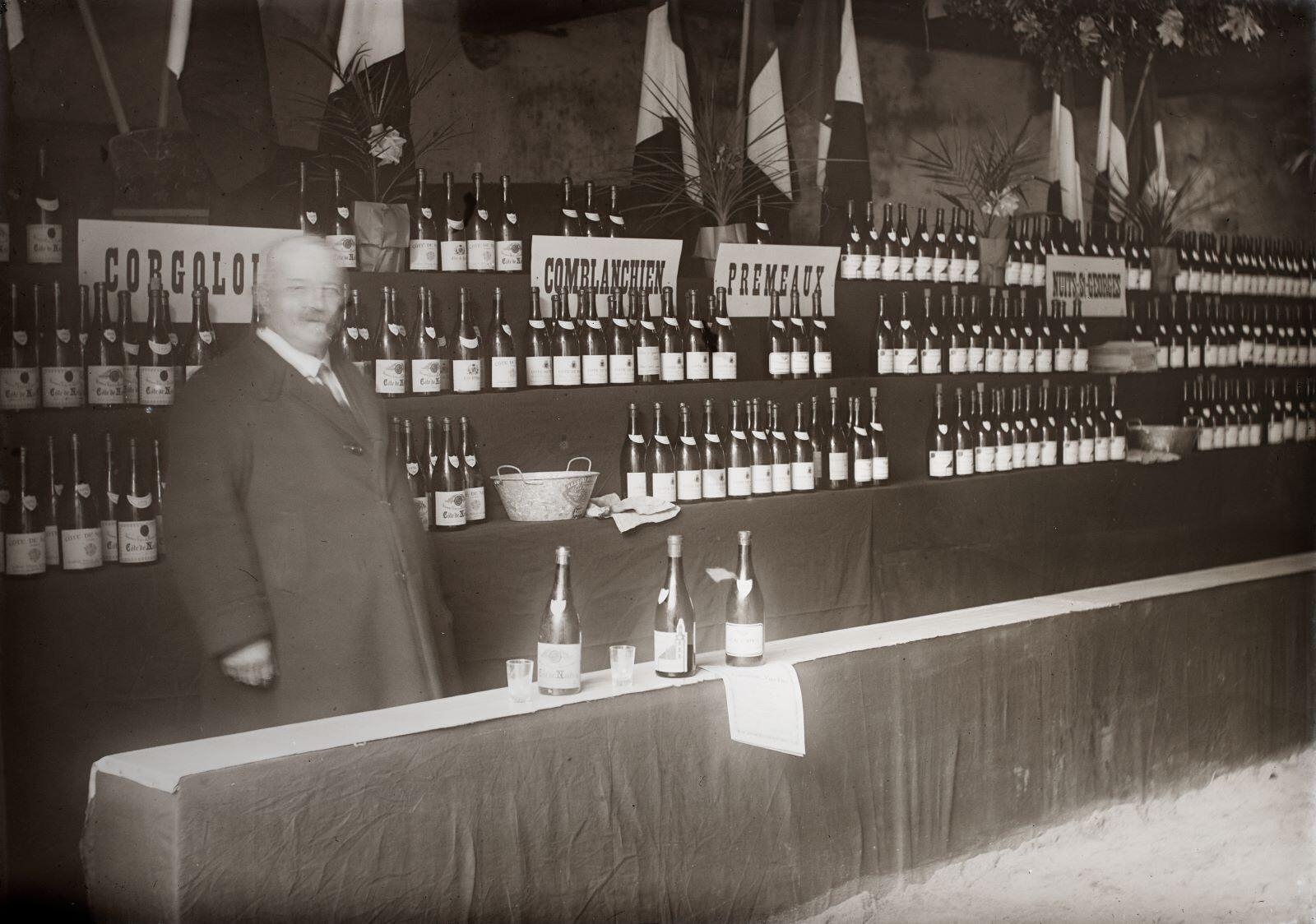 Nuits-Saint-Georges ? - Fête locale, étal de bouteilles de vin (titre usuel), Jules Misserey, 1890,1941
