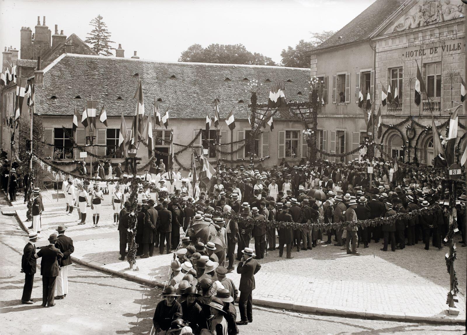 Nuits-Saint-Georges - Devant la Mairie, accueil du Président de la République A. MILLERAND (titre usuel), Jules Misserey, 1923