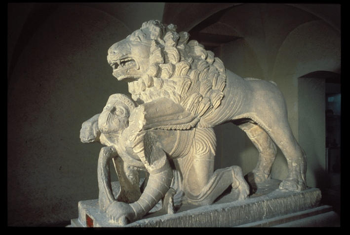 Lion terrassant un gladiateur_0