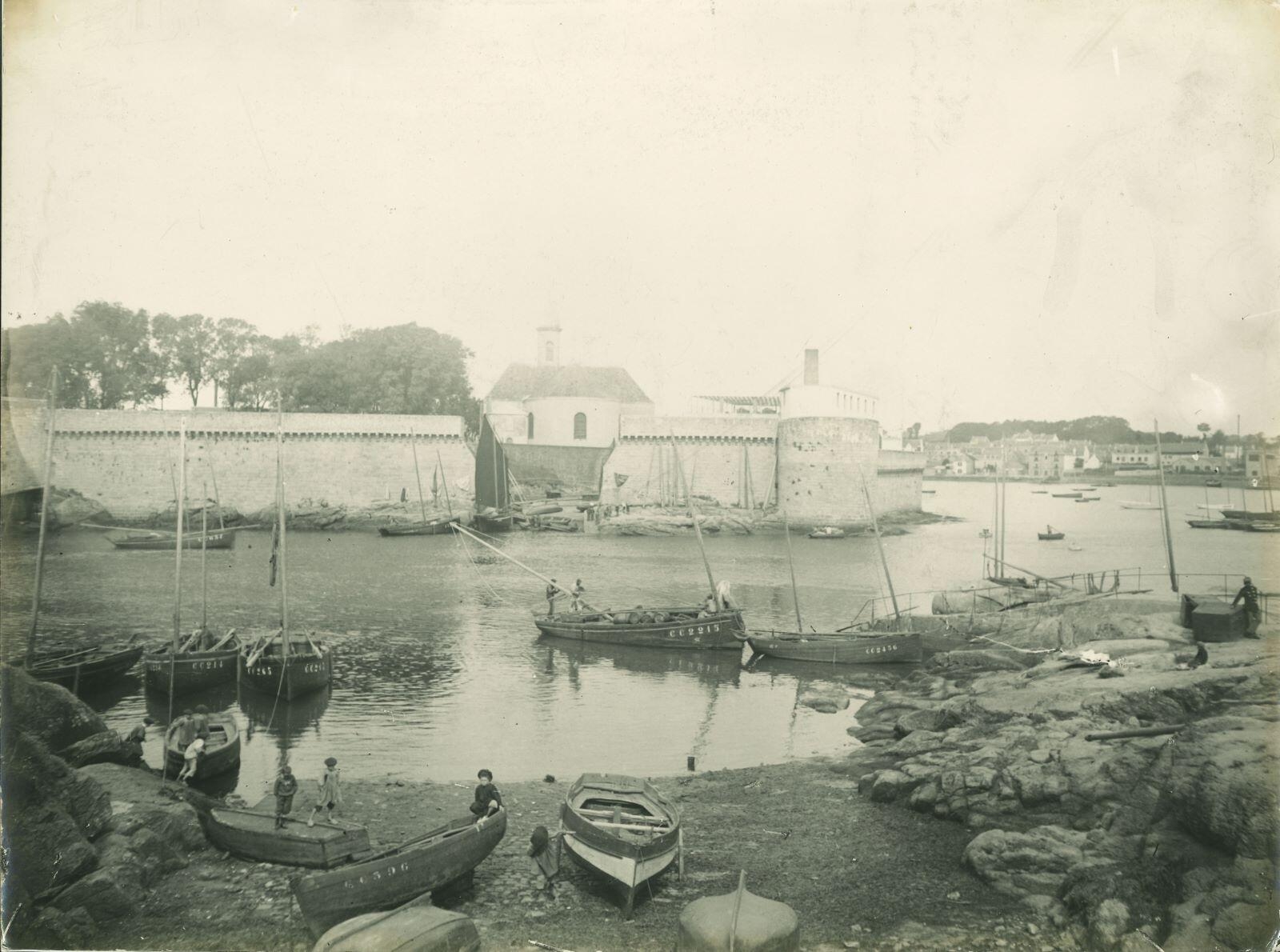 Barques au passage Lanriec, Concarneau, Félix Thiollier, 1904 entre,1907