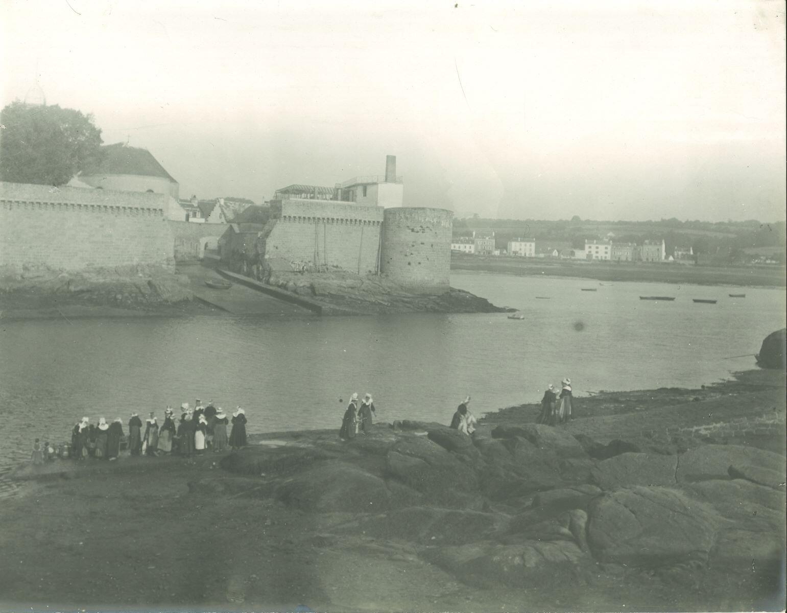 Ouvrières de conserverie au passage Lanriec, Concarneau, Félix Thiollier, 1905 vers
