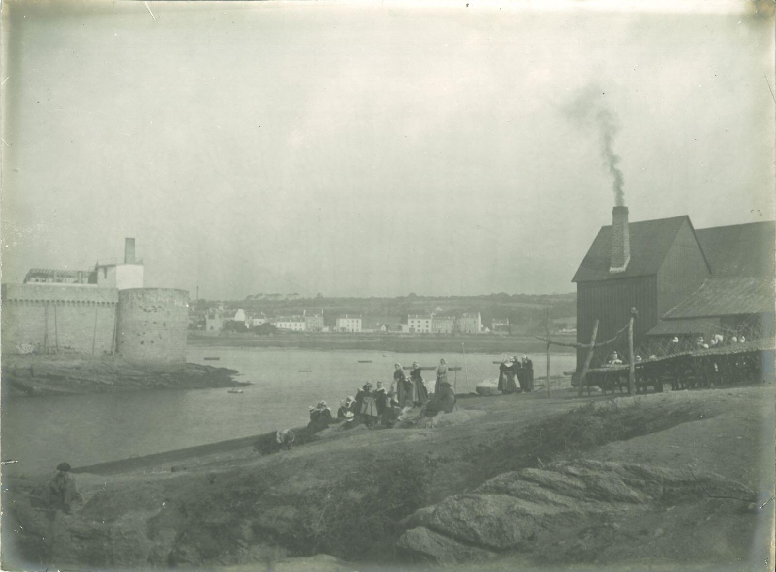 Ouvrières de conserverie et séchage du poisson au passage Lanriec, Concarneau_0