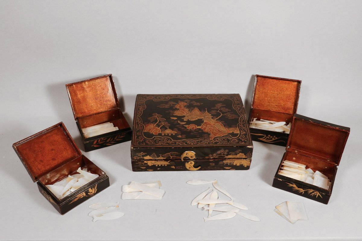 Coffret de jeu à décor de paysage lacustre_0