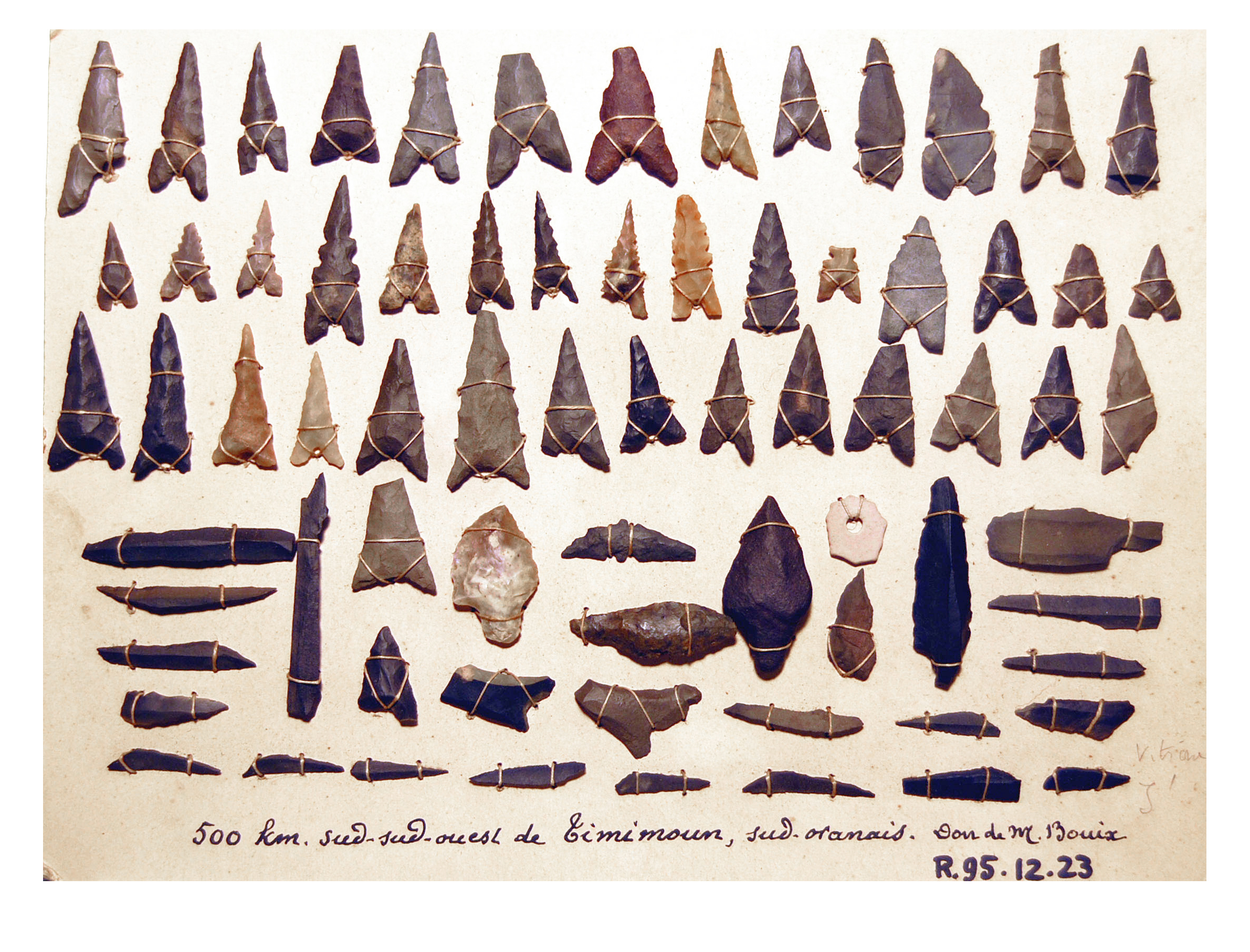Pointe de flèche (50), silex, œuf (fragment)_0