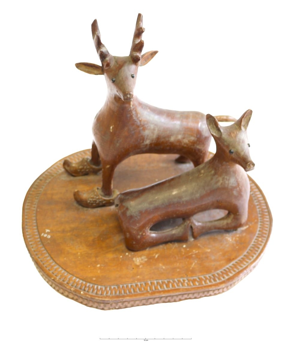 Cerf à sabots et biche sur socle_0
