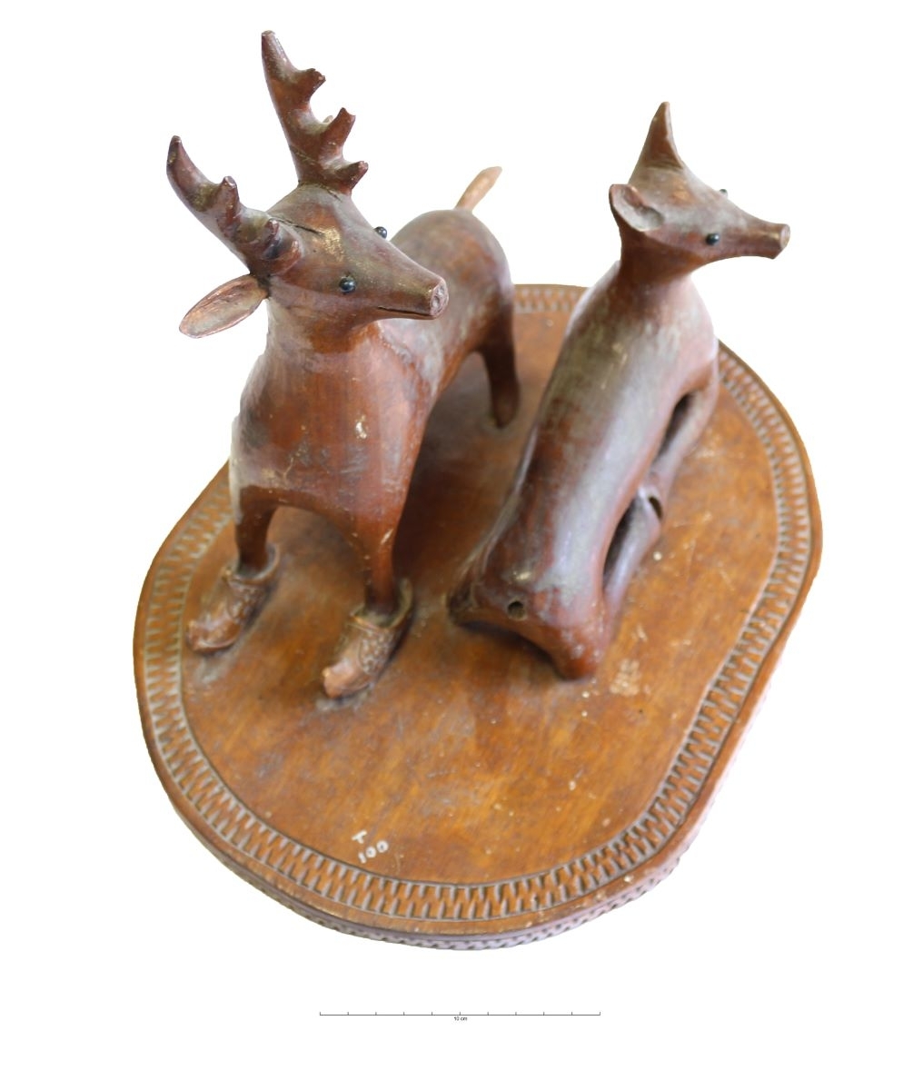 Cerf à sabots et biche sur socle_1