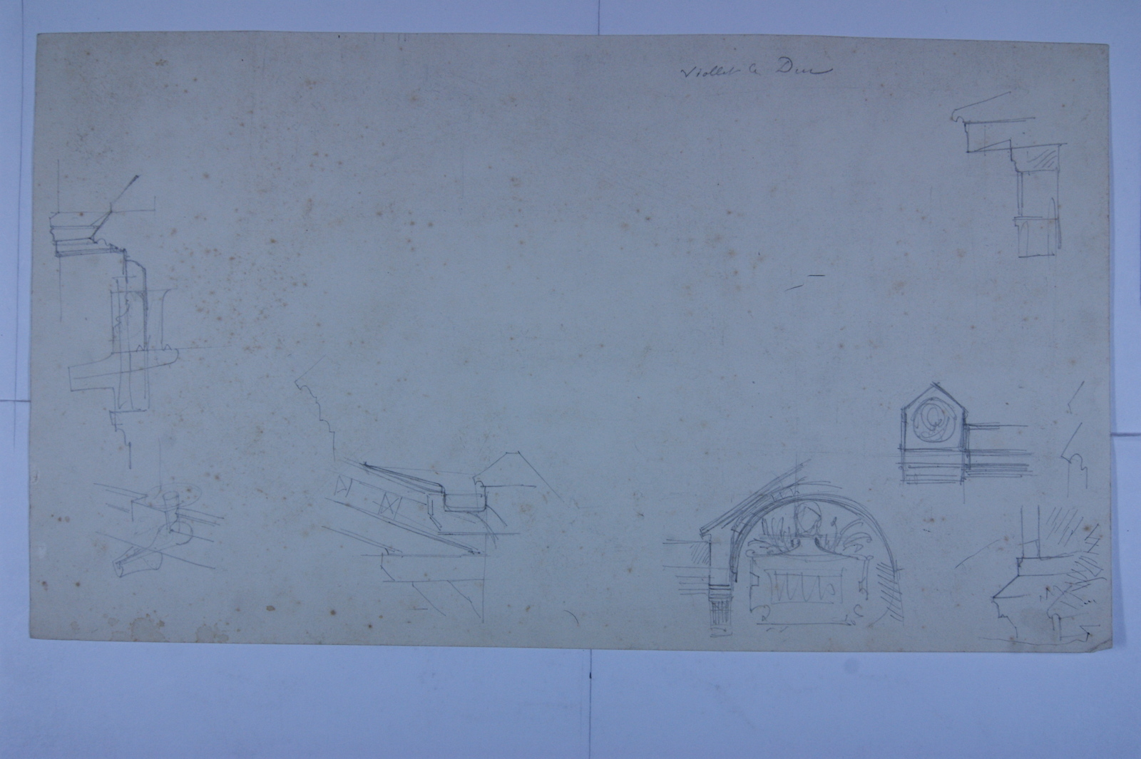 Huit dessins : fronton en bas à droite, gargouille en bas à gauche. (titre factice)_0