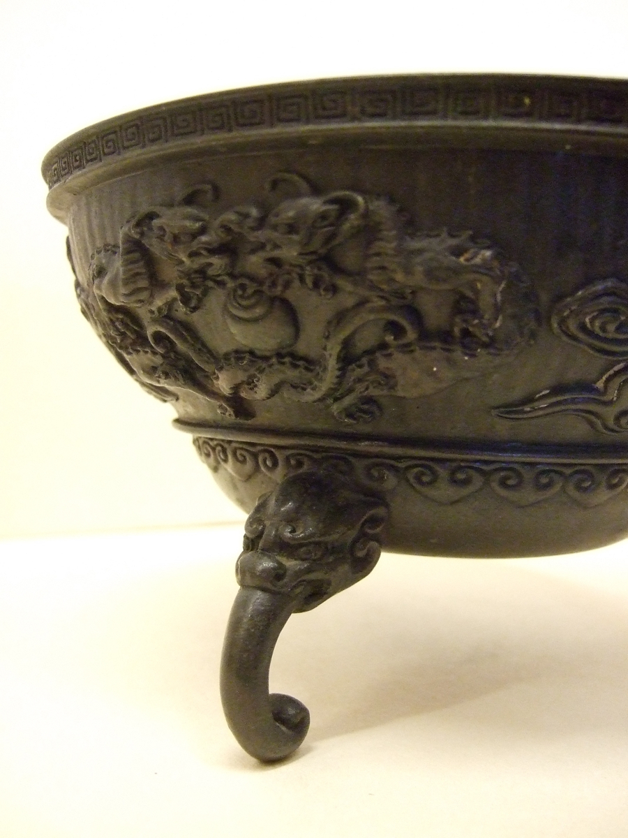 Vase tripode à décor de dragons. (titre factice)_2