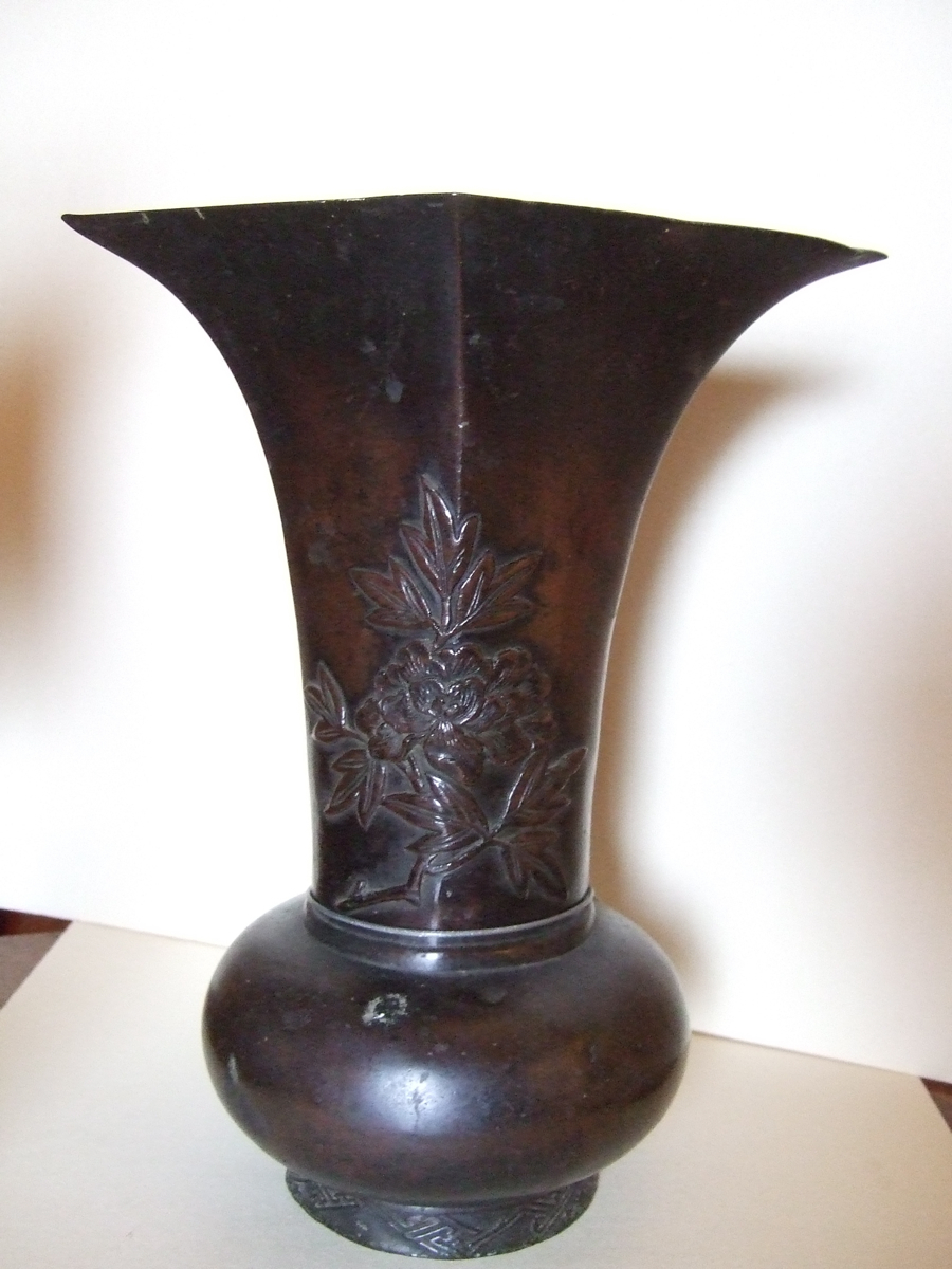 Vase à fleurs à décor de pivoine.  (titre factice)_0