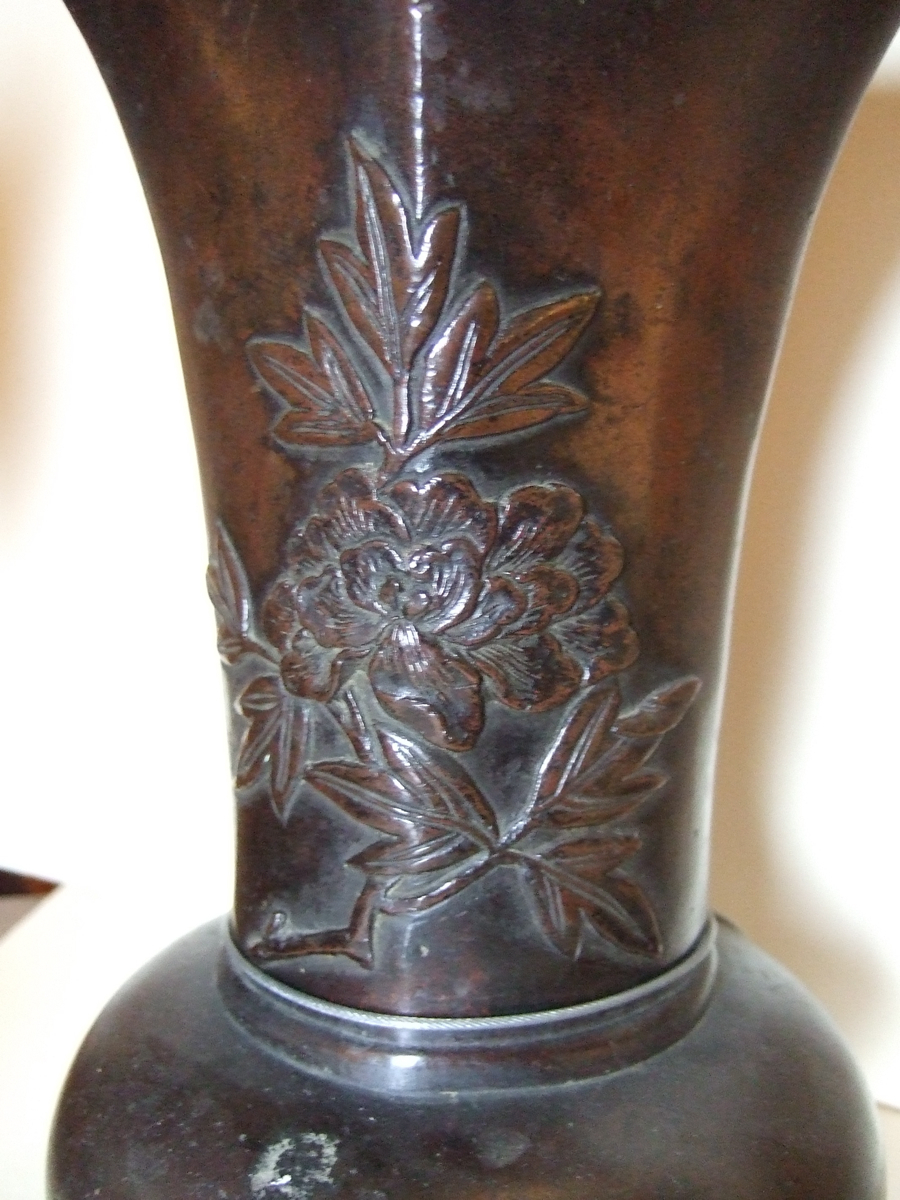 Vase à fleurs à décor de pivoine.  (titre factice)_2