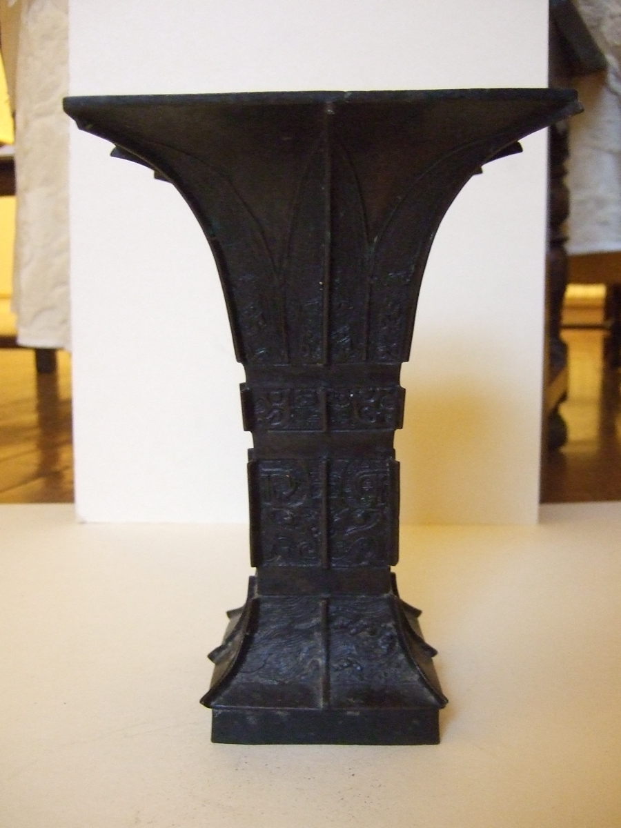 Grand vase fangzun archaïsant. (titre factice)_0