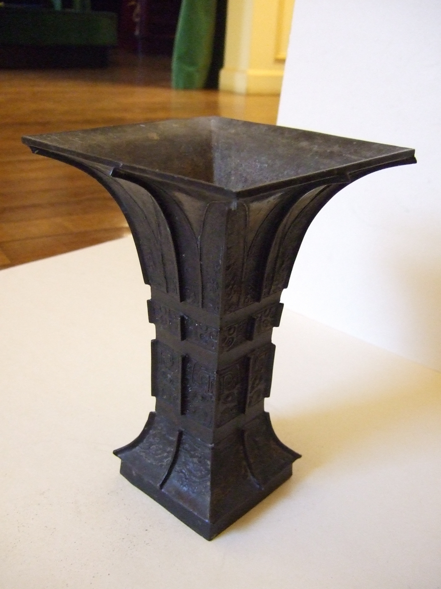 Grand vase fangzun archaïsant. (titre factice)_1