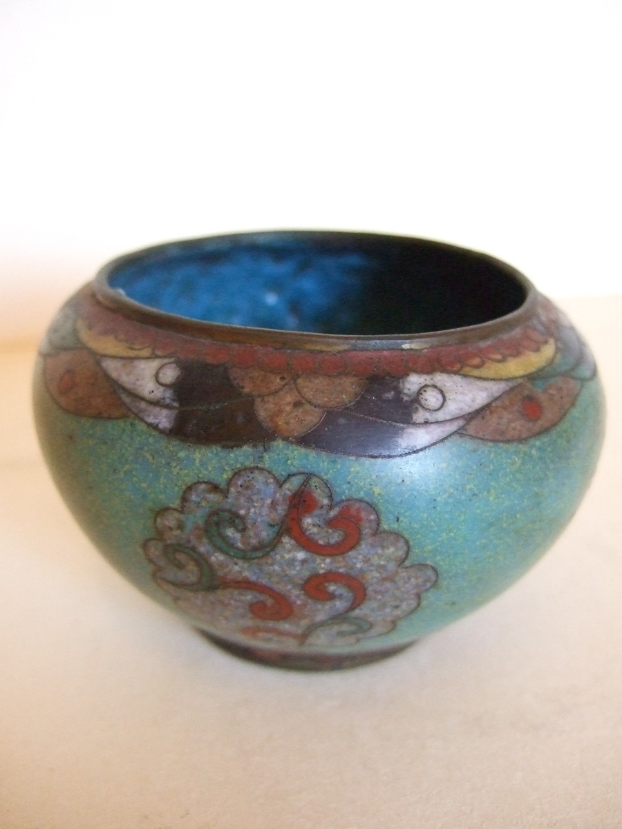 Petit  pot en bronze émaillé bleu à intérieur bleu. (titre factice)_0