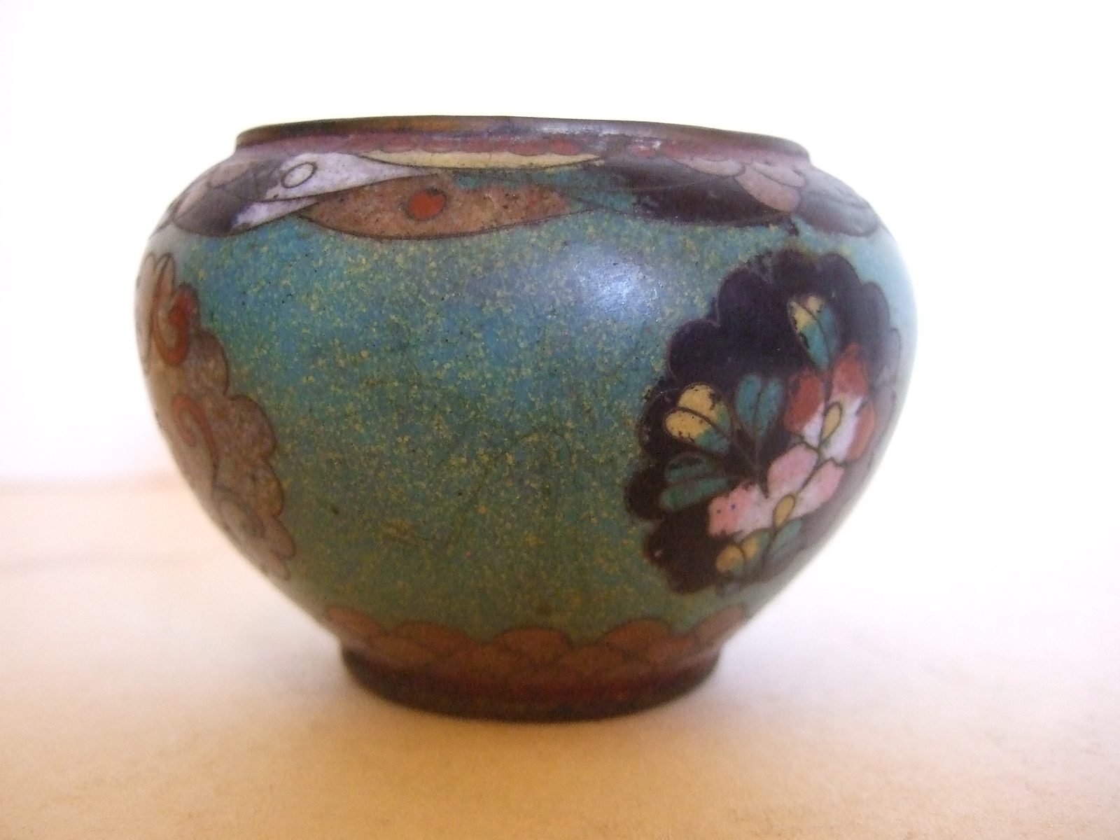 Petit  pot en bronze émaillé bleu à intérieur bleu. (titre factice)_1