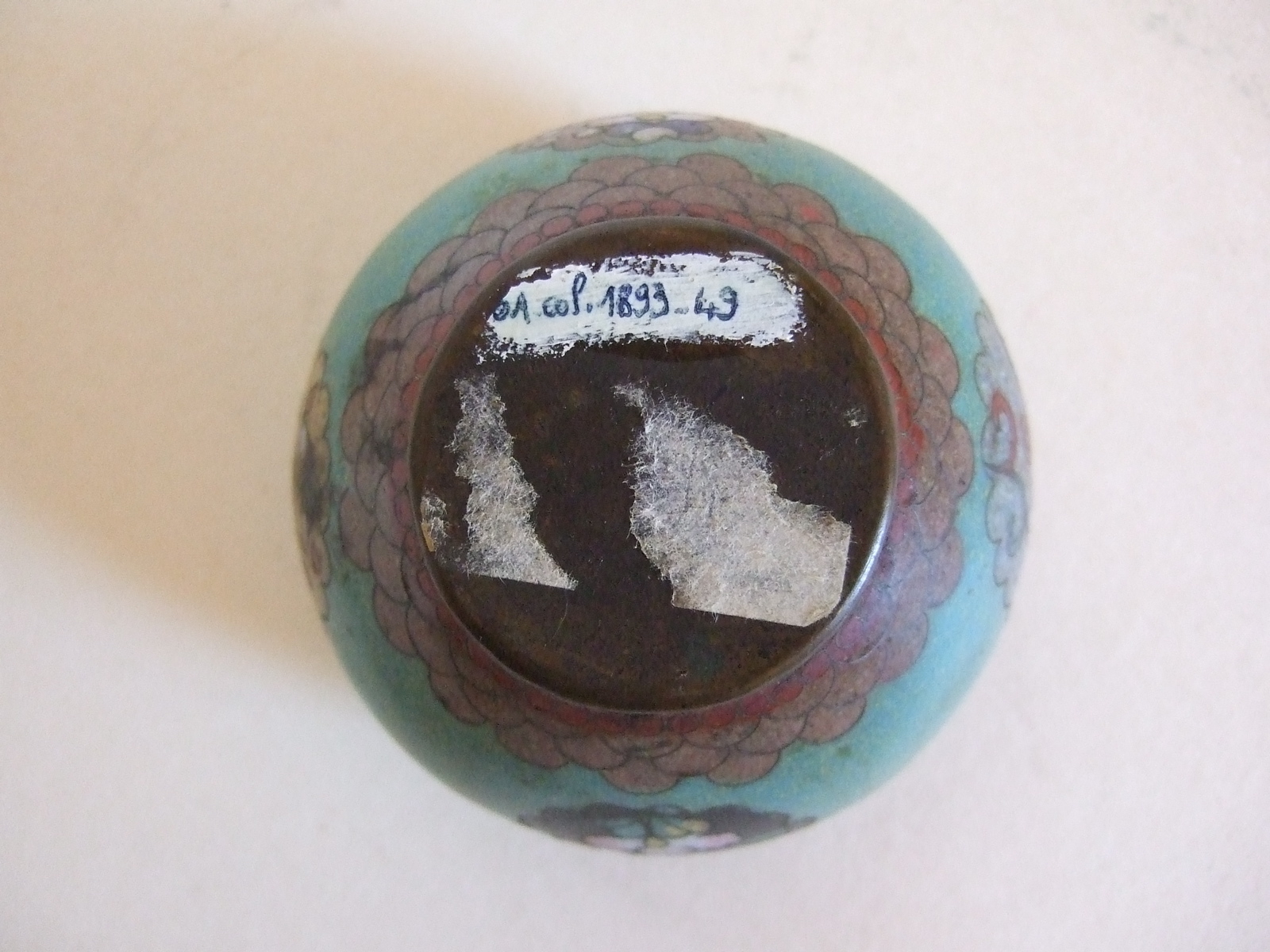 Petit  pot en bronze émaillé bleu à intérieur bleu. (titre factice)_2