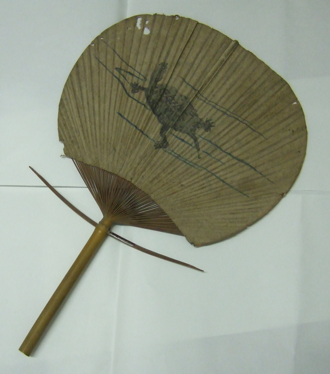 Eventail japonais avec trois femmes dont deux agenouillées, en décor. (titre factice)_1