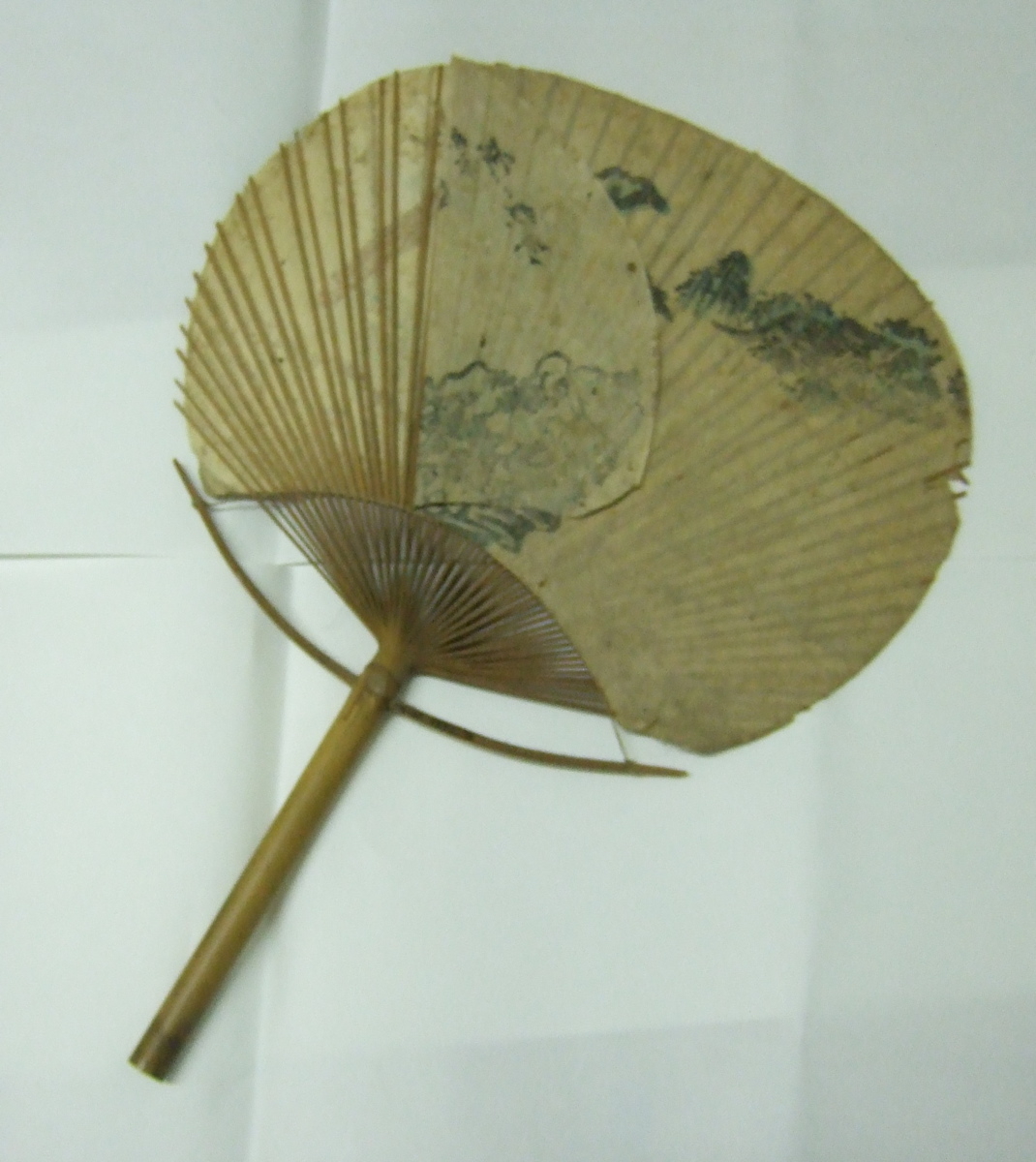 Eventail japonais avec une femme debout regardant le vol des oiseaux et une autre assise, en décor. (titre factice)_1