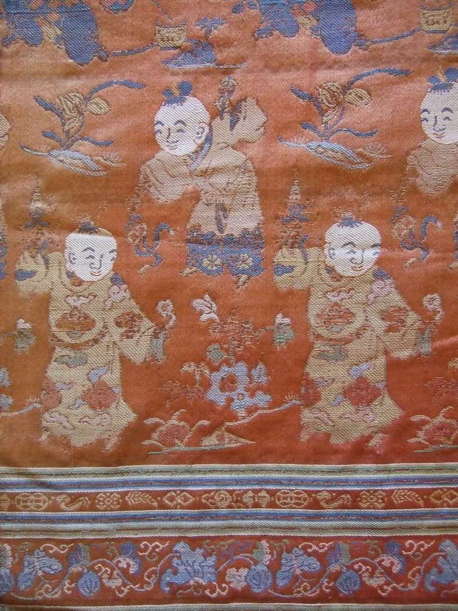Grand couvre-lit chinois avec petits personnages sur fond rouge. Doublure verte. (titre factice)_2