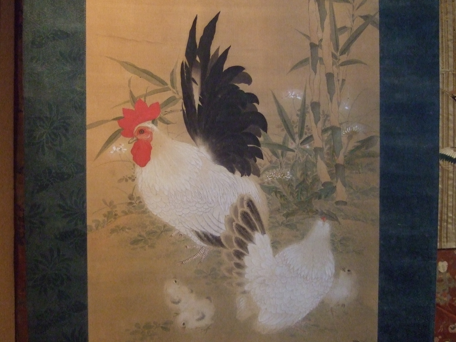 Peinture sur rouleau vertical représentant coq, poule et poussins. (titre factice)_2