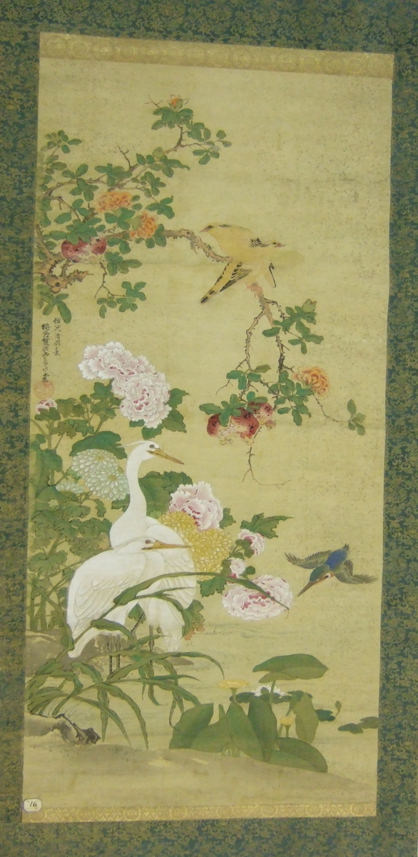 Peinture sur rouleau vertical représentant hérons blancs, pivoines et chrysanthèmes. (titre factice)_0