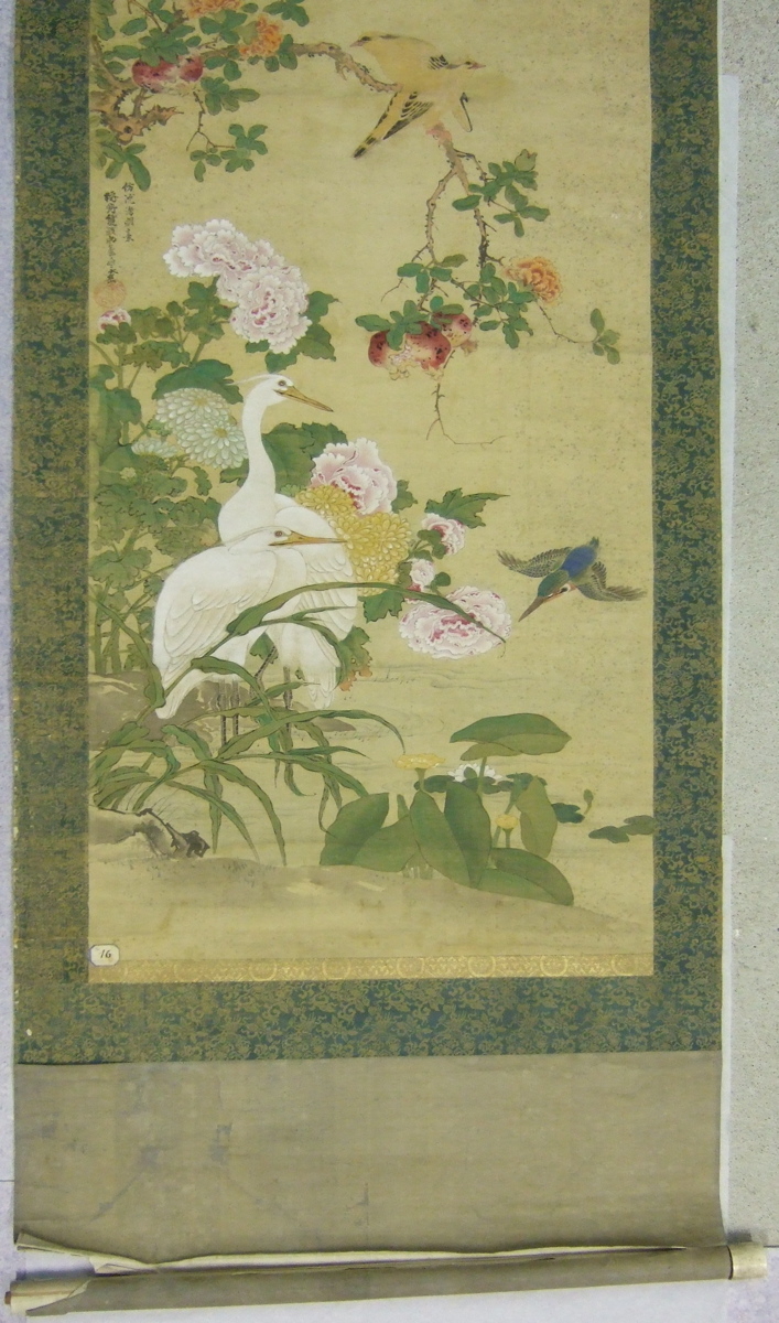 Peinture sur rouleau vertical représentant hérons blancs, pivoines et chrysanthèmes. (titre factice)_2