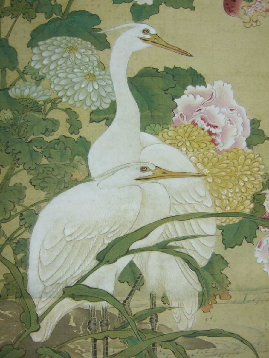 Peinture sur rouleau vertical représentant hérons blancs, pivoines et chrysanthèmes. (titre factice)_3