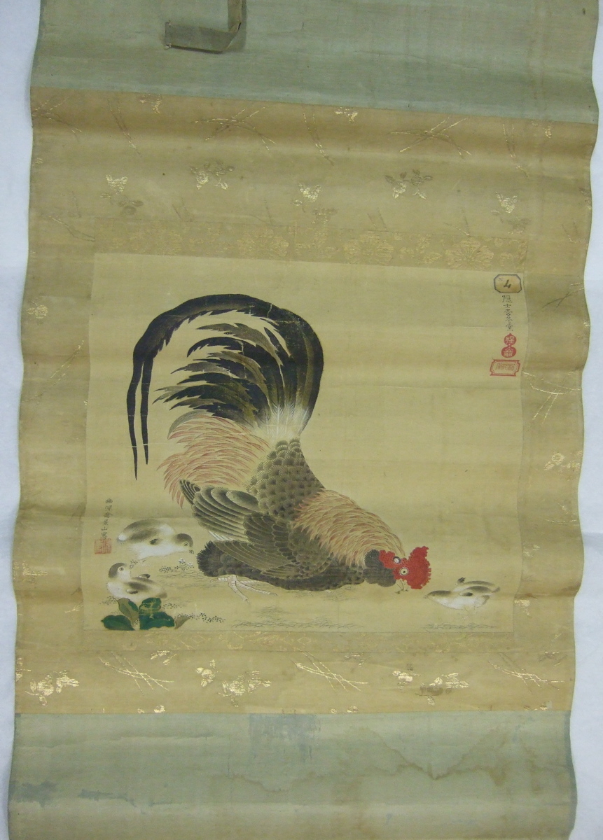 Peinture sur rouleau vertical représentant un coq et trois poussins. (titre factice)_0