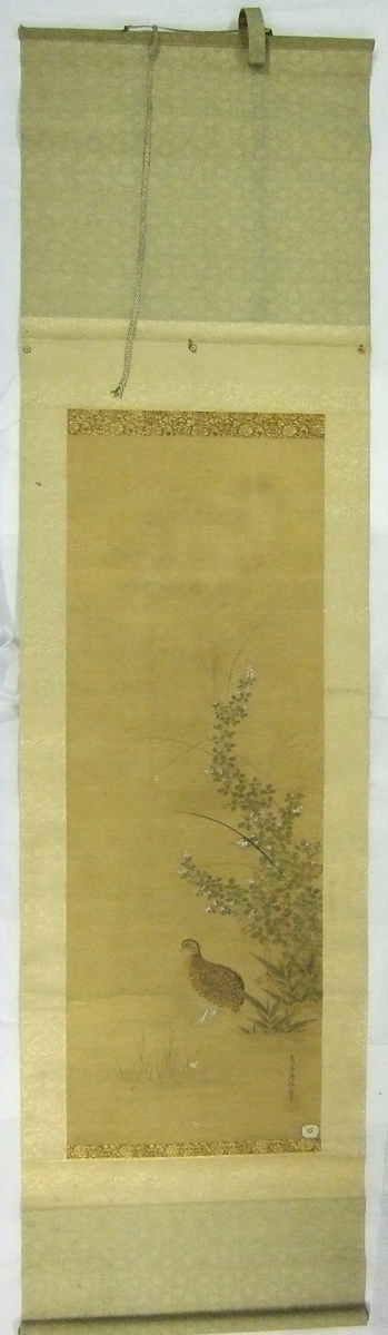 Paire de peintures montées en rouleaux verticaux représentant des cailles parmi les herbes d’automne. (titre factice)_1