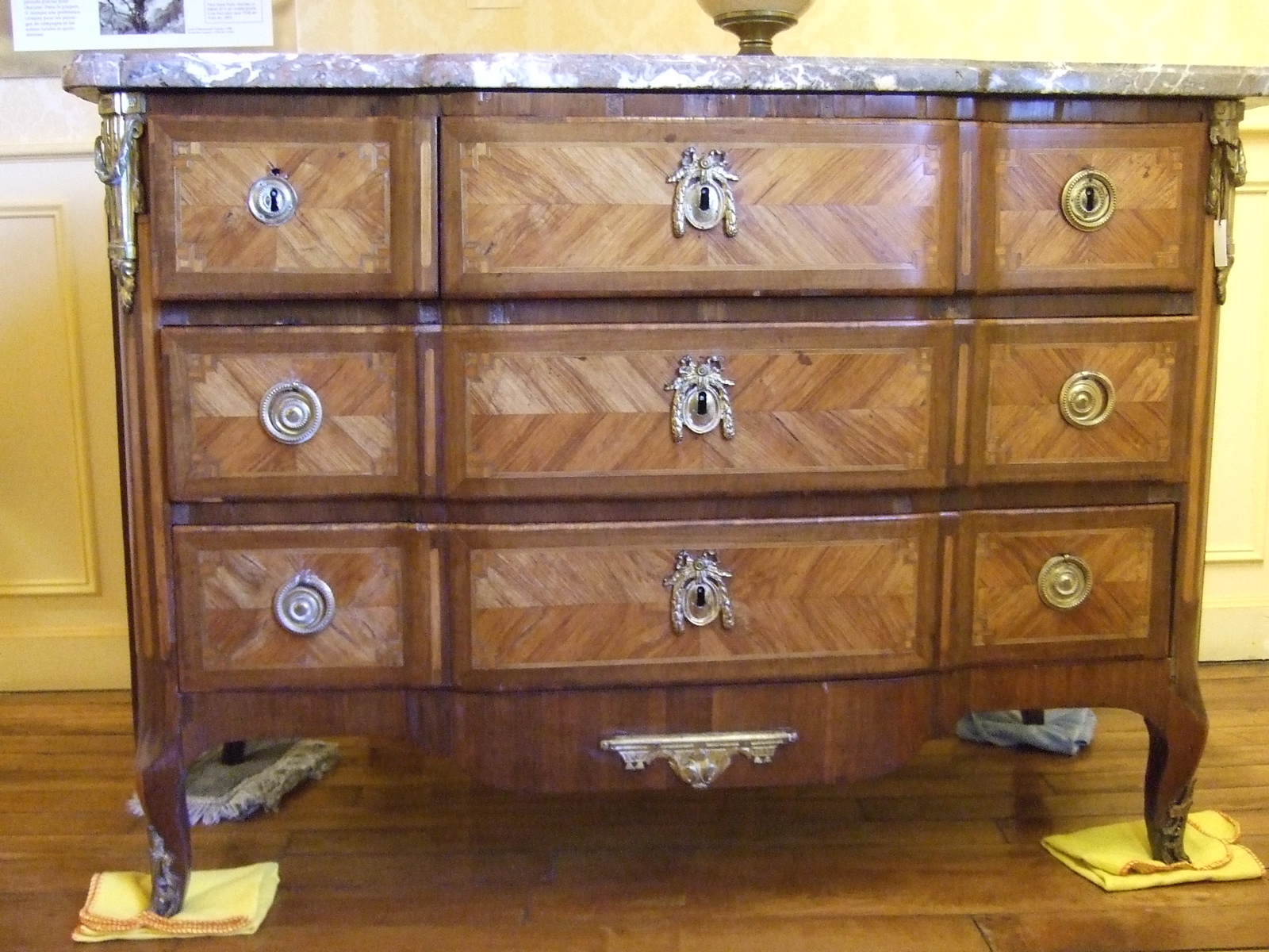 Commode style Louis XVI (titre factice)_0