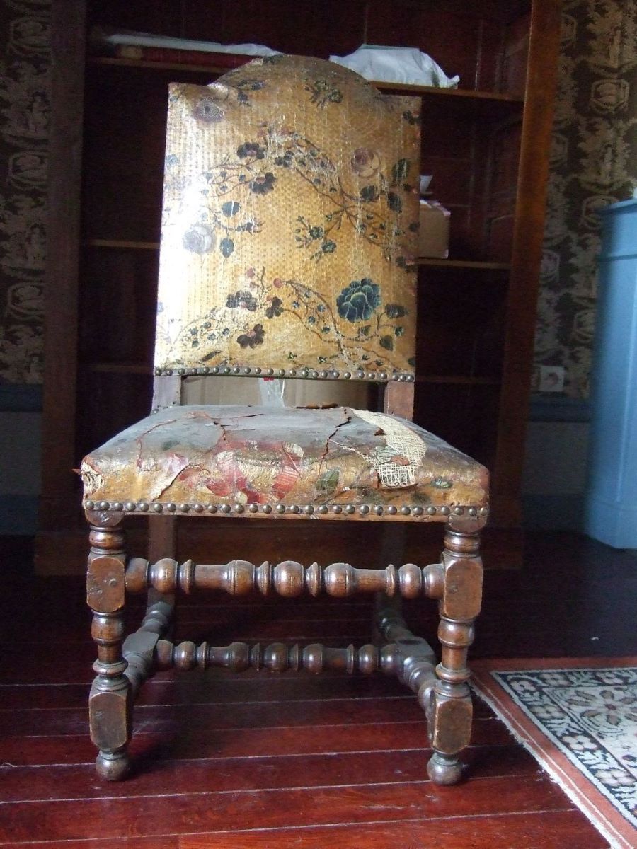 Chaise style Louis XIII en cuir de Cordoue (titre factice)_0