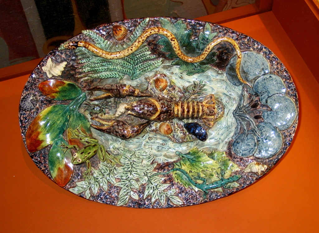 Plat ovale décoré en relief (écrevisse, crabe, coque, moule, grenouille, lézard)_0