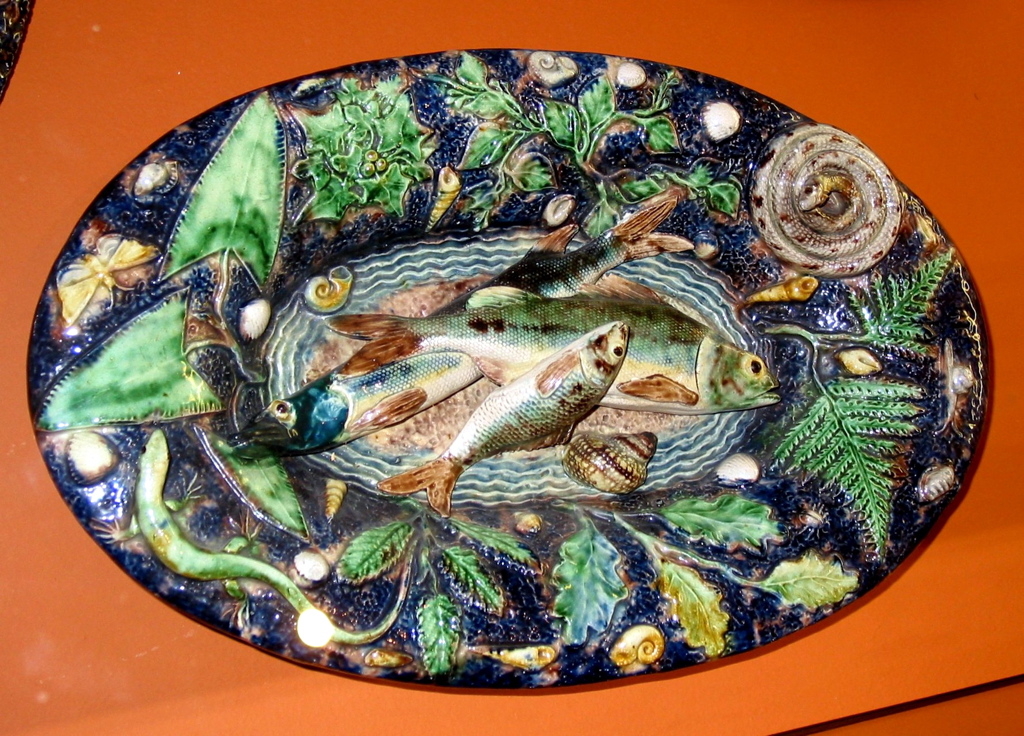 Plat ovale à décor en relief (perche, brochet, gardon)_0