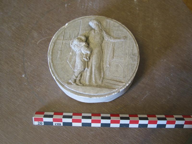 Femme avec jeune garçon qui porte un enfant