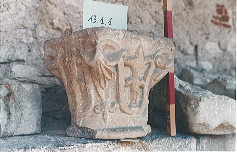 Petit chapiteau orné de fleurs de lys, 2e moitié 13e siècle