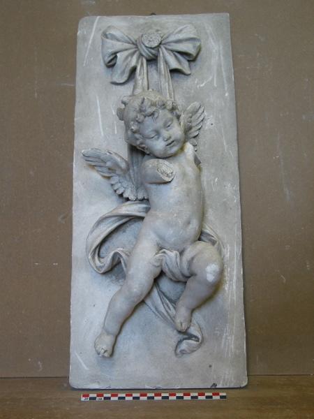 Angelot volant accroché à un ruban, Henri Varenne, 4e quart 19e siècle, 1ère moitié 20e siècle