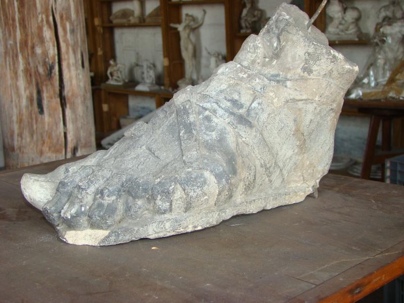 Pied d'une statue antique