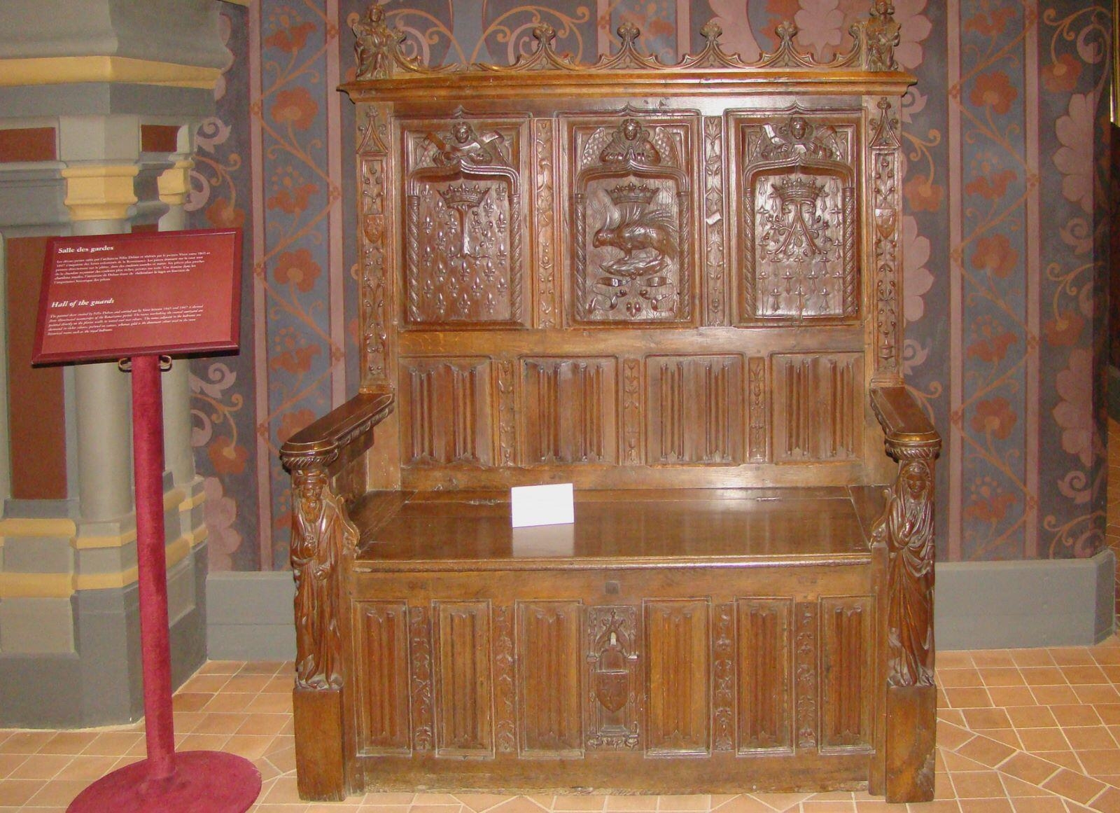 Banc-coffre aux armes de Louis XII et d’Anne de Bretagne_0