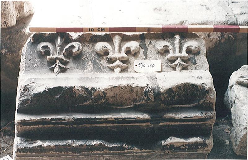Fragment lapidaire à trois fleurs de lys, 1er quart 16e siècle