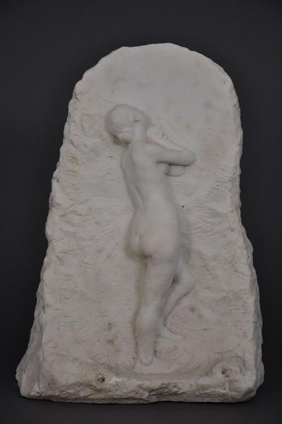 Jeune femme nue de profil appuyée sur une paroi rocheuse (titre factice)_0