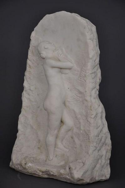 Jeune femme nue de profil appuyée sur une paroi rocheuse (titre factice)_1