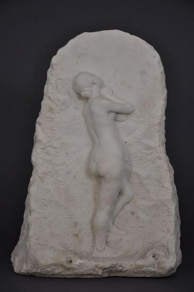 Jeune femme nue de profil appuyée sur une paroi rocheuse (titre factice)_2
