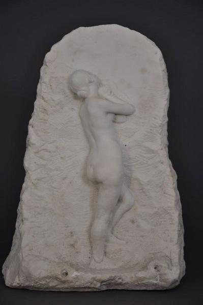 Jeune femme nue de profil appuyée sur une paroi rocheuse (titre factice)_3