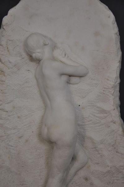 Jeune femme nue de profil appuyée sur une paroi rocheuse (titre factice)_4